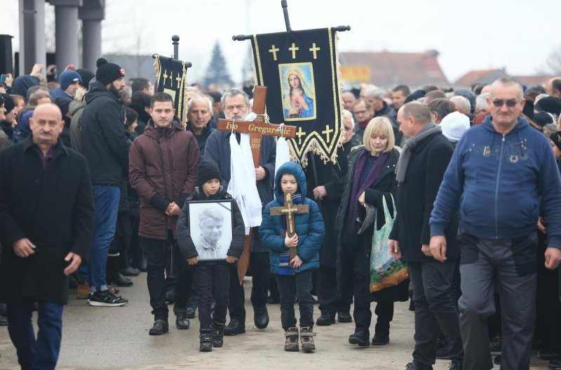 Posljednji ispraćaj Ive Gregurevića uz obitelj, prijatelje i mještane