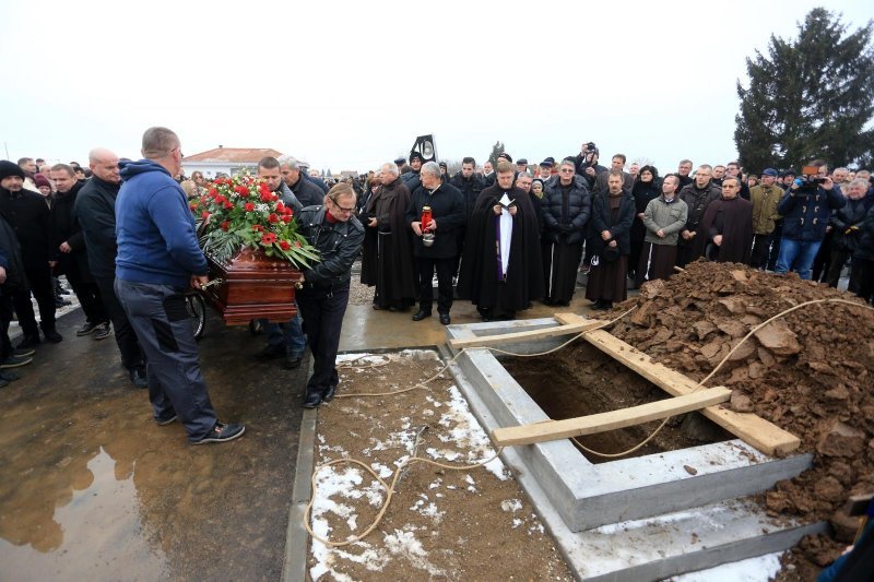 Posljednji ispraćaj Ive Gregurevića uz obitelj, prijatelje i mještane