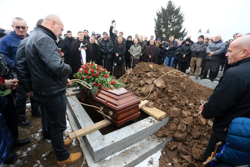 Posljednji ispraćaj Ive Gregurevića uz obitelj, prijatelje i mještane