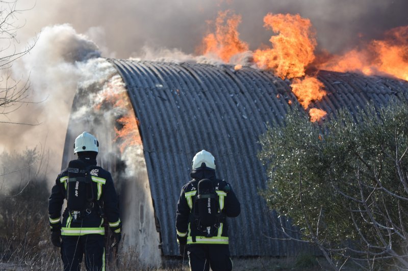 Šibenik: U potpunosti izgorio Hangar