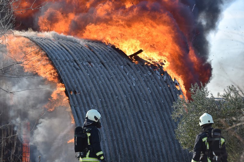 Šibenik: U potpunosti izgorio Hangar