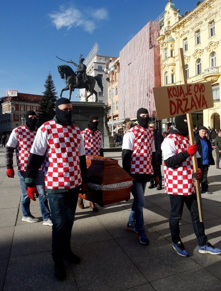 Promocija filma Koja je ovo država nošenjem lijesa po centru grada