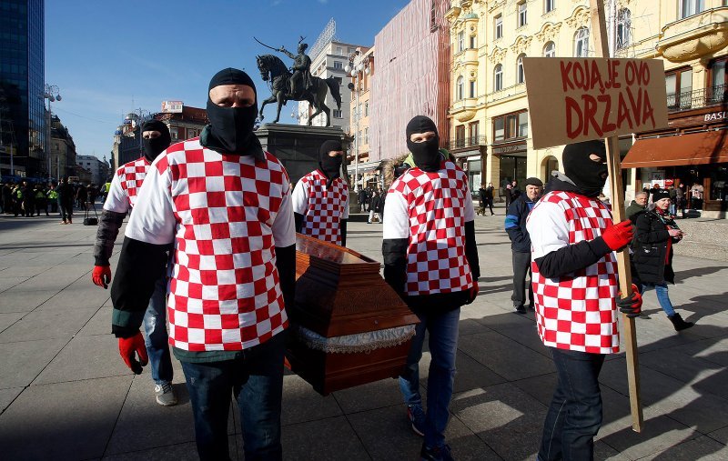 Promocija filma Koja je ovo država nošenjem lijesa po centru grada