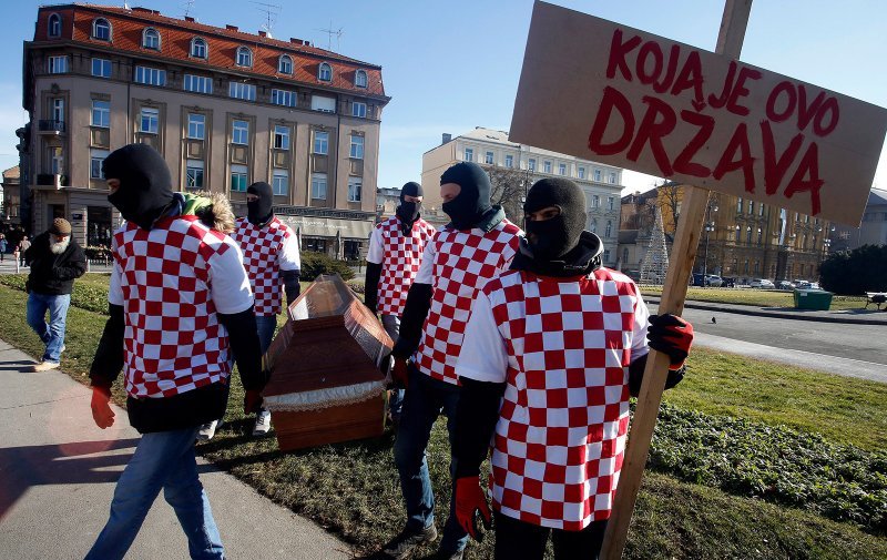 Promocija filma Koja je ovo država nošenjem lijesa po centru grada