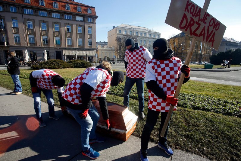 Promocija filma Koja je ovo država nošenjem lijesa po centru grada