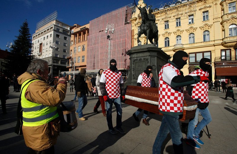 Promocija filma Koja je ovo država nošenjem lijesa po centru grada