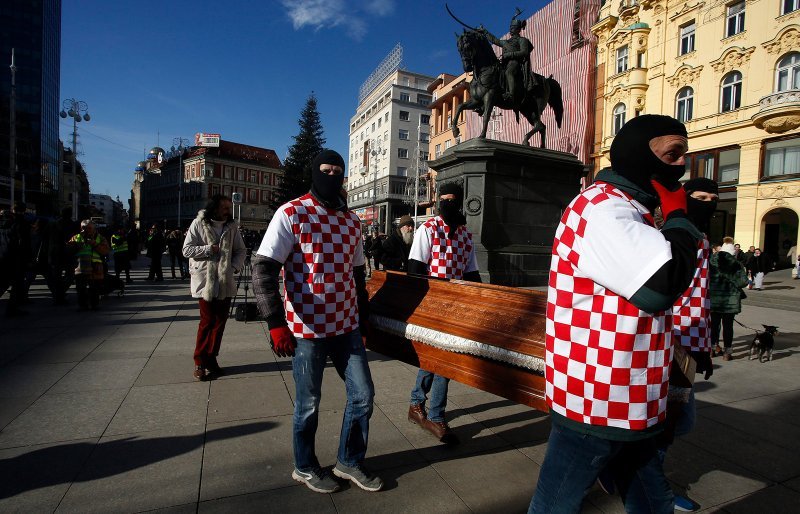 Promocija filma Koja je ovo država nošenjem lijesa po centru grada