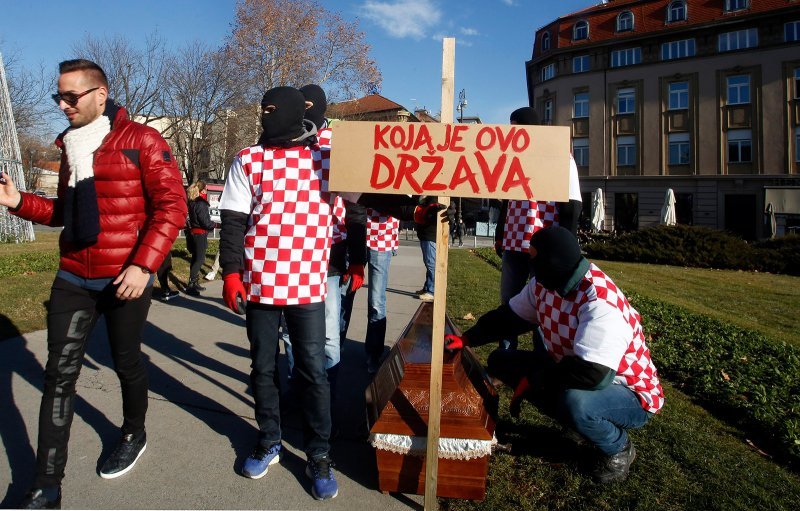 Promocija filma Koja je ovo država nošenjem lijesa po centru grada