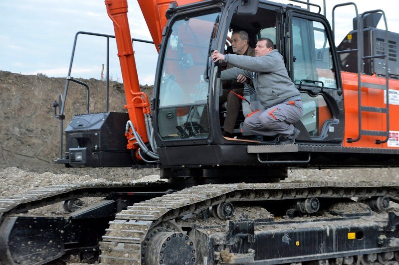 Gradonačelnik Milan Bandić na tečaju za rukovatelja bagera