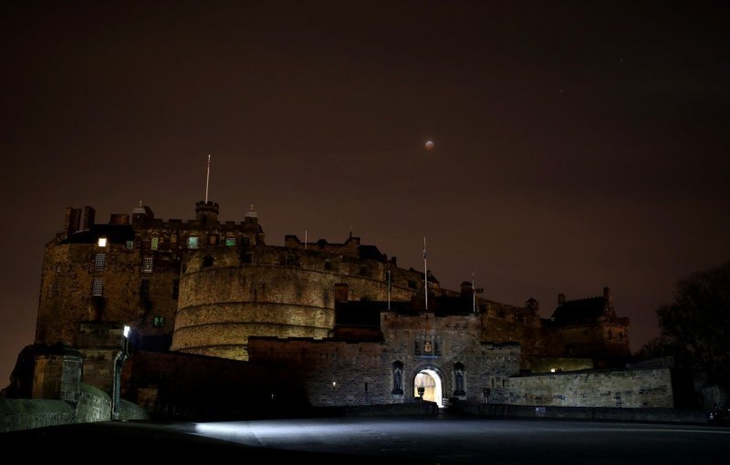 Vučji mjesec iznad dvorca duhova u Edinburghu