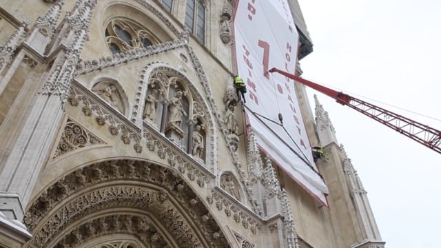 S tornjeva katedrale spušten natpis na hrvatskom i hebrejskom jeziku “Dan sjećanja na žrtve holokausta”