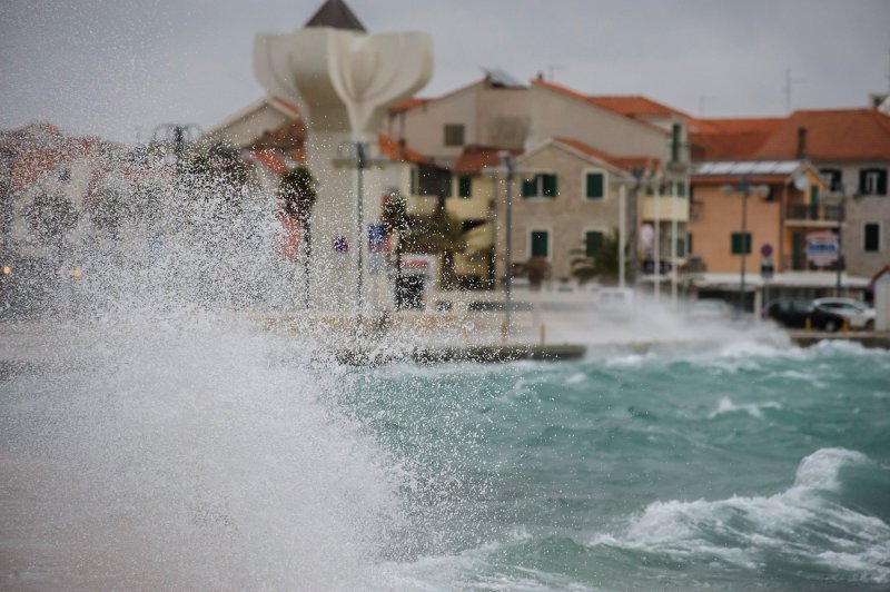 Vodice: Olujno jugo koje puše na Jadranu stvara velike valove