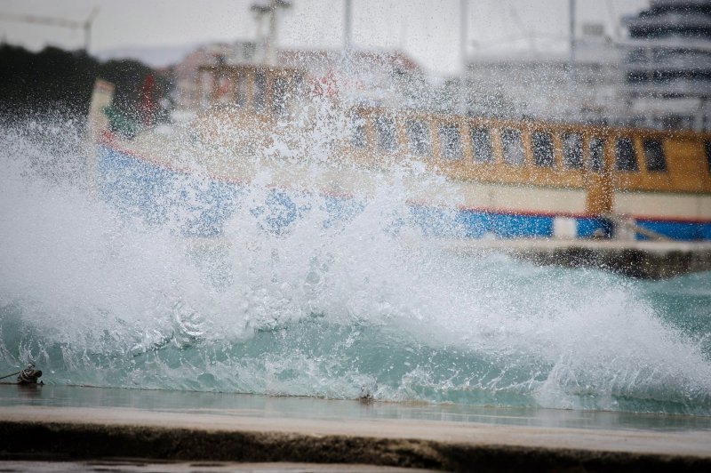 Vodice: Olujno jugo koje puše na Jadranu stvara velike valove