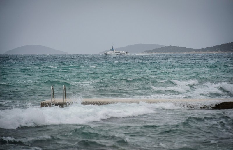 Vodice: Olujno jugo koje puše na Jadranu stvara velike valove