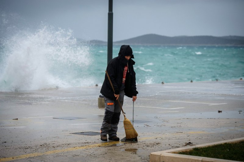 Vodice: Olujno jugo koje puše na Jadranu stvara velike valove