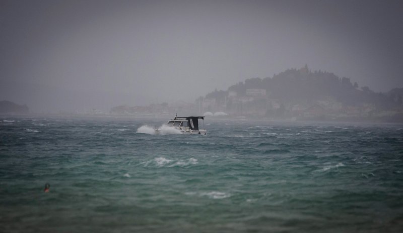 Vodice: Olujno jugo koje puše na Jadranu stvara velike valove