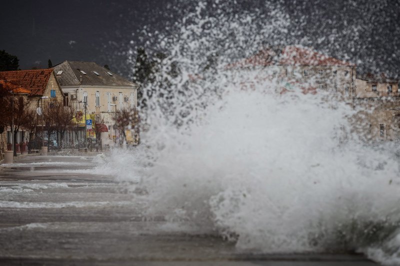 Kaštel Novi: Jako i oštro jugo podignulo visoke valove duž obale