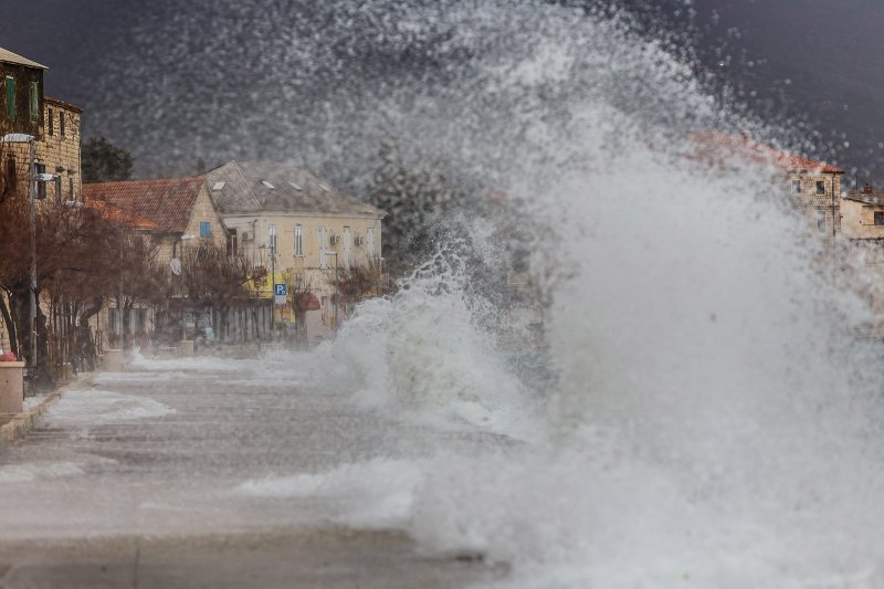 Kaštel Novi: Jako i oštro jugo podignulo visoke valove duž obale