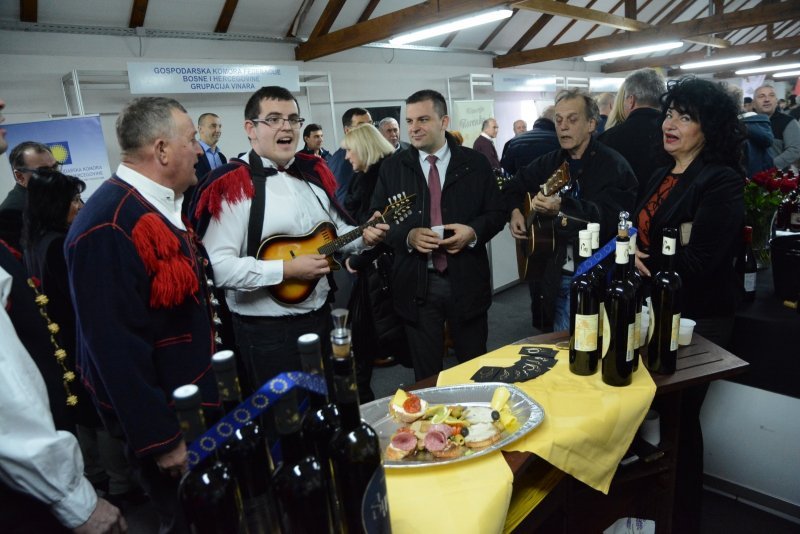 Višnja Pevec i gradonačelnik Dario Hrebak pjevali s klapom na Pčelarskom sajmu