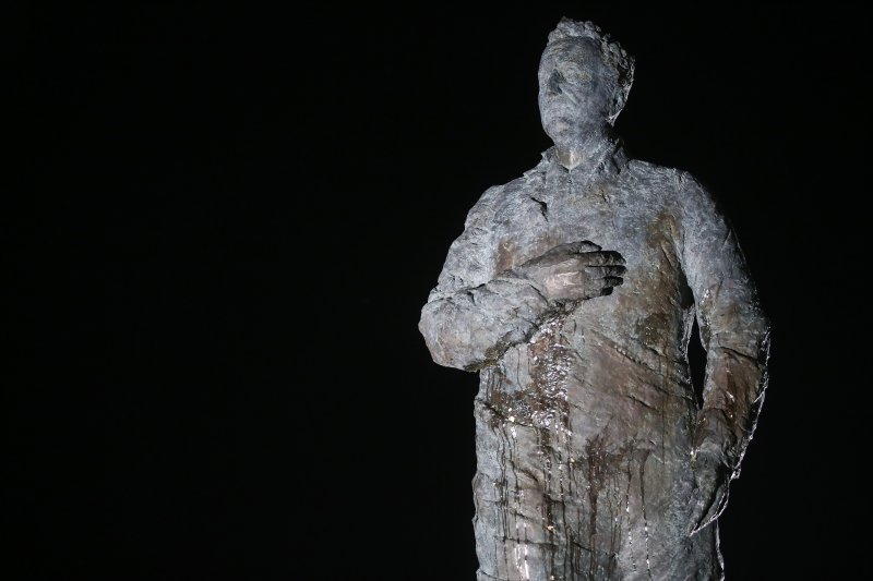 Tuđmanov spomenik u Zagrebu napadnut jajima