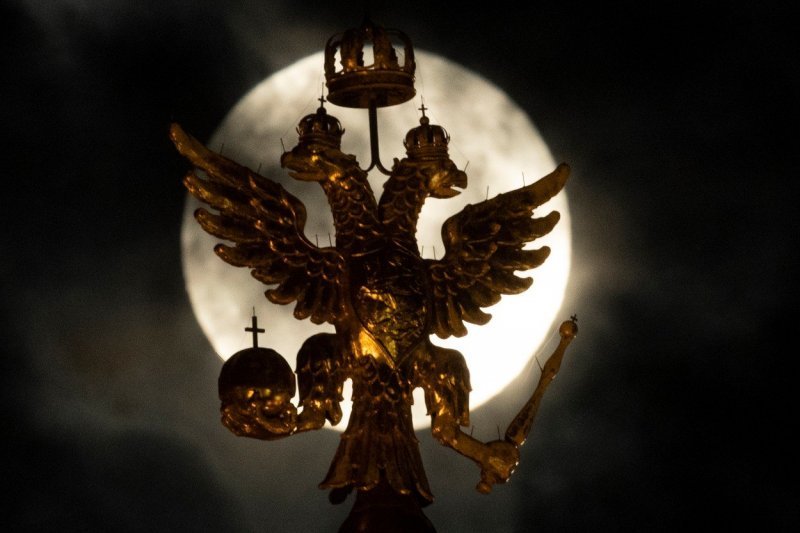 Supermjesec iznad dvoglavog orla u Moskvi