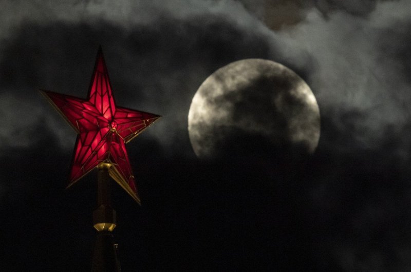 Supermjesec i crvena zvijezda na Kremlju