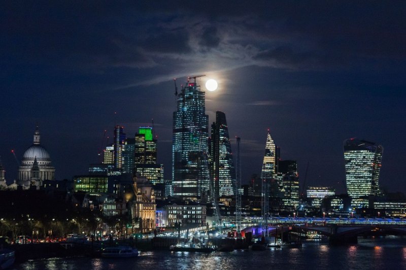 Supermjesec iznad Londona