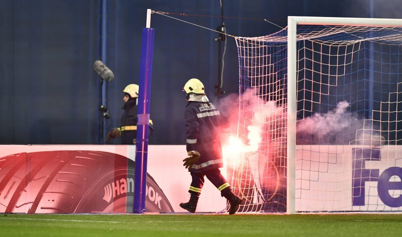 Ubačene baklje na Dinamo - Viktoria