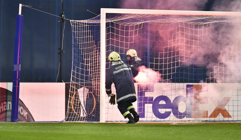 Ubačene baklje na Dinamo - Viktoria