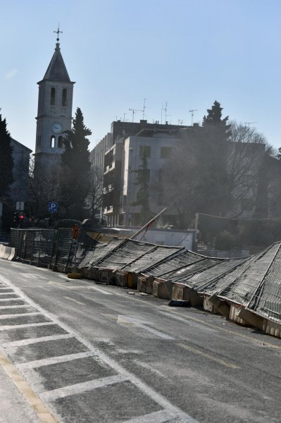 Šibenik: Bura bacale ograde na gradilištu podzemne garaže na Poljani