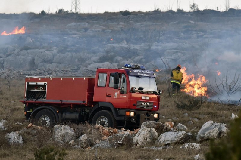Veliki požar kod mjesta Grebaštica zatvorio jadransku magistralu
