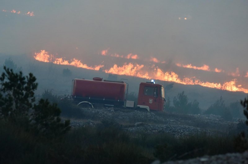 Veliki požar kod mjesta Grebaštica zatvorio jadransku magistralu