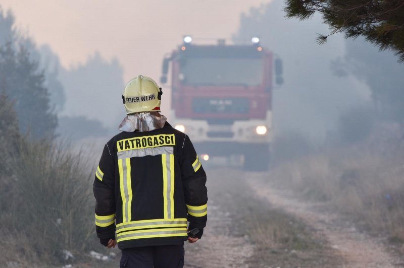 Veliki požar kod mjesta Grebaštica zatvorio jadransku magistralu