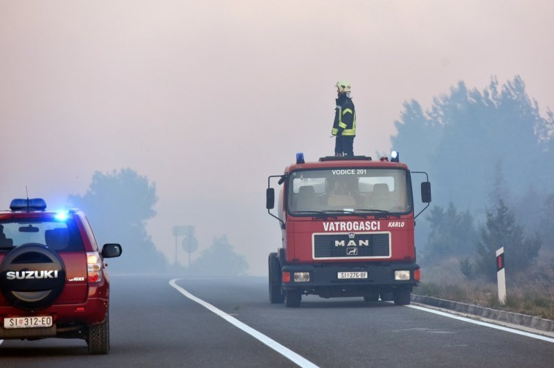 Veliki požar kod mjesta Grebaštica zatvorio jadransku magistralu