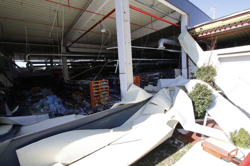 Olujna bura uništila je zid na Super Konzumu u Makarskoj