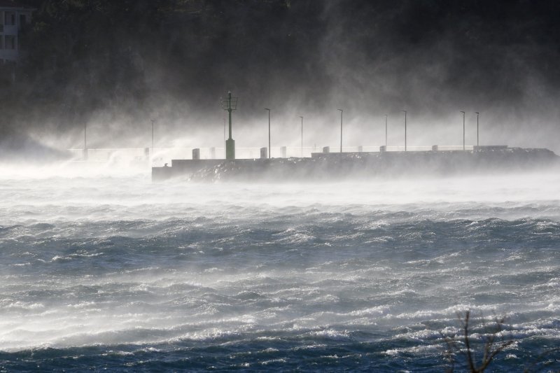 Makarska: Orkanska bura stvara smetnje u prometu i uzrokuje materijalnu štetu