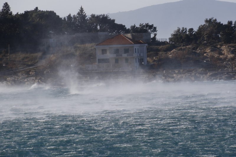 Makarska: Orkanska bura stvara smetnje u prometu i uzrokuje materijalnu štetu