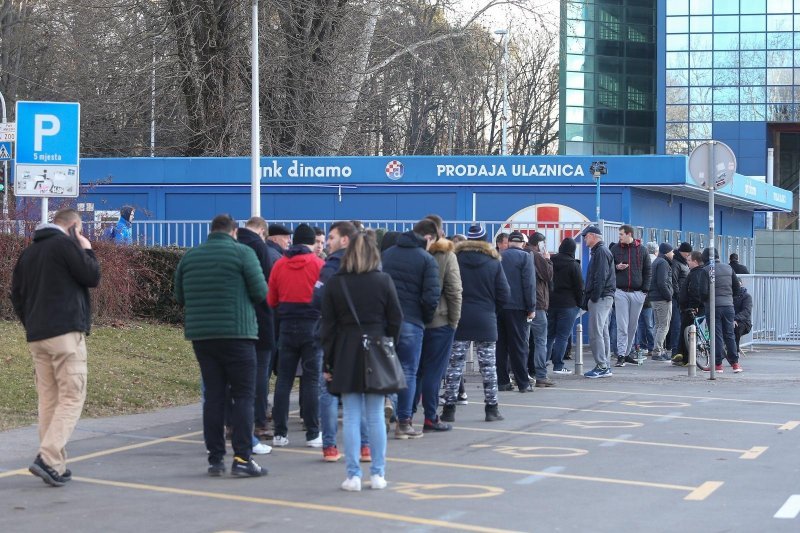 Navijači čekaju na ulaznice u Maksimiru