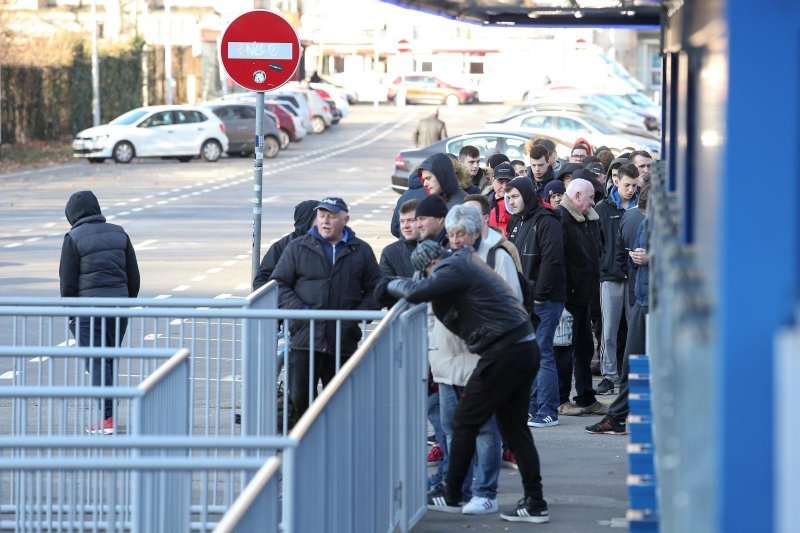 Navijači čekaju na ulaznice u Maksimiru