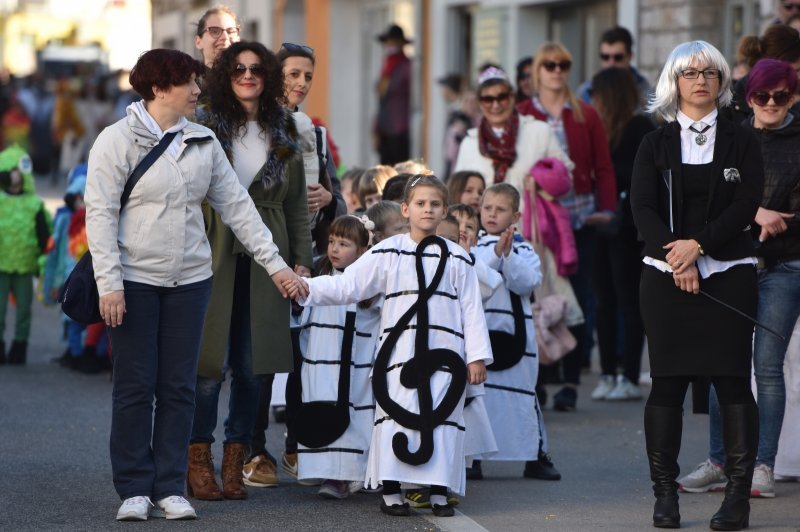 Murter: Maštovito maskirana djeca sudjelovala u karnevalskoj povorci