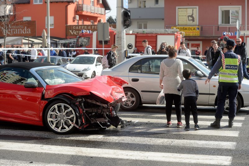 Prometna nesreca na krizanju Avenije Dubrava i Kapucinske ulice