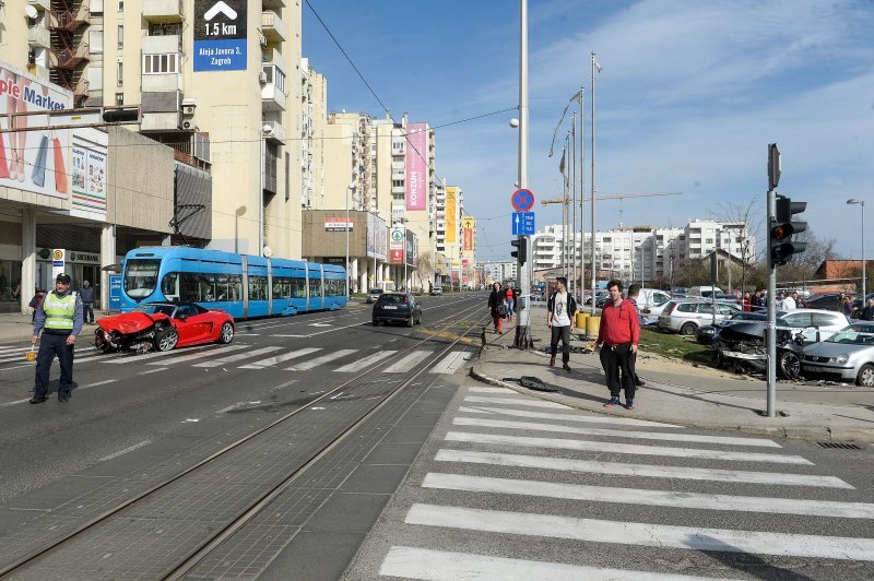 Prometna nesreca na krizanju Avenije Dubrava i Kapucinske ulice