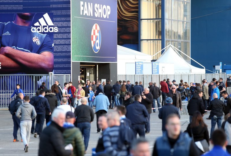 Navijači Dinama ispred stadiona