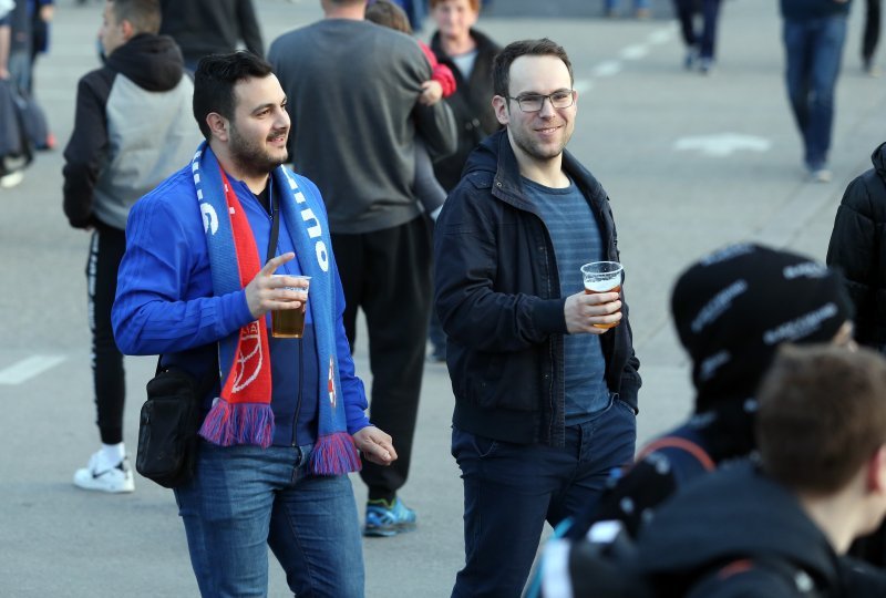 Navijači Dinama ispred stadiona