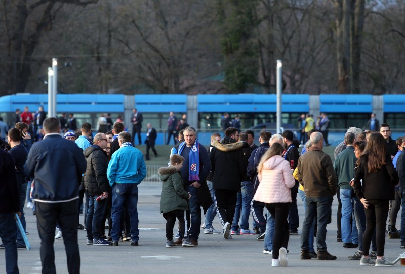 Navijači Dinama ispred stadiona