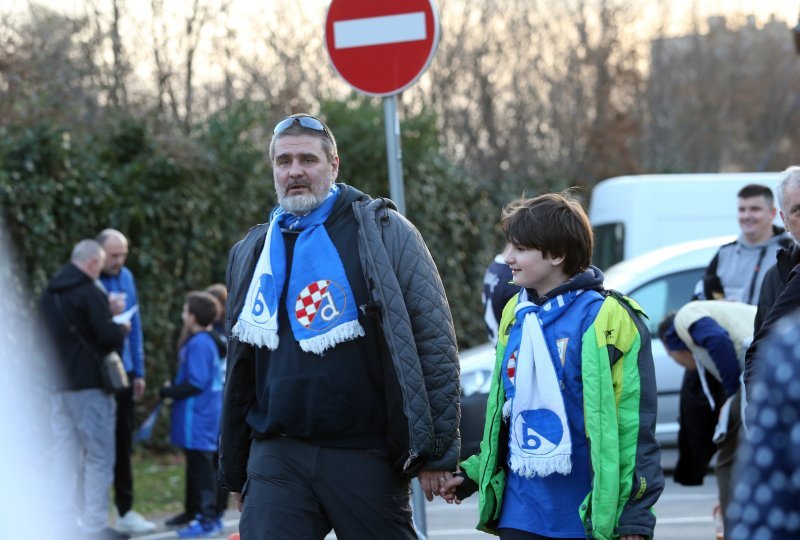 Navijači Dinama ispred stadiona