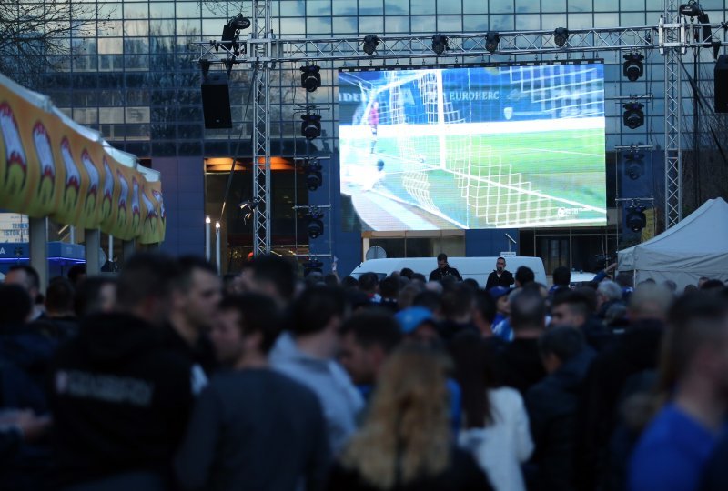 Navijači ispred stadiona