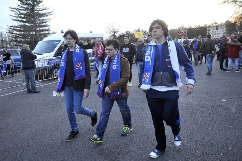 Dinamovi navijači zagrijavaju se pred Benficu
