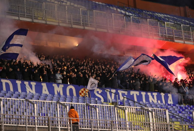 Dinamovi navijači na stadionu