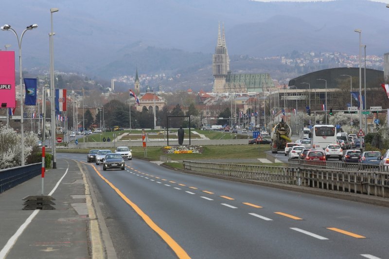 Zagreb: Postavljanje signalizacije uoči početka sanacije Mosta slobode